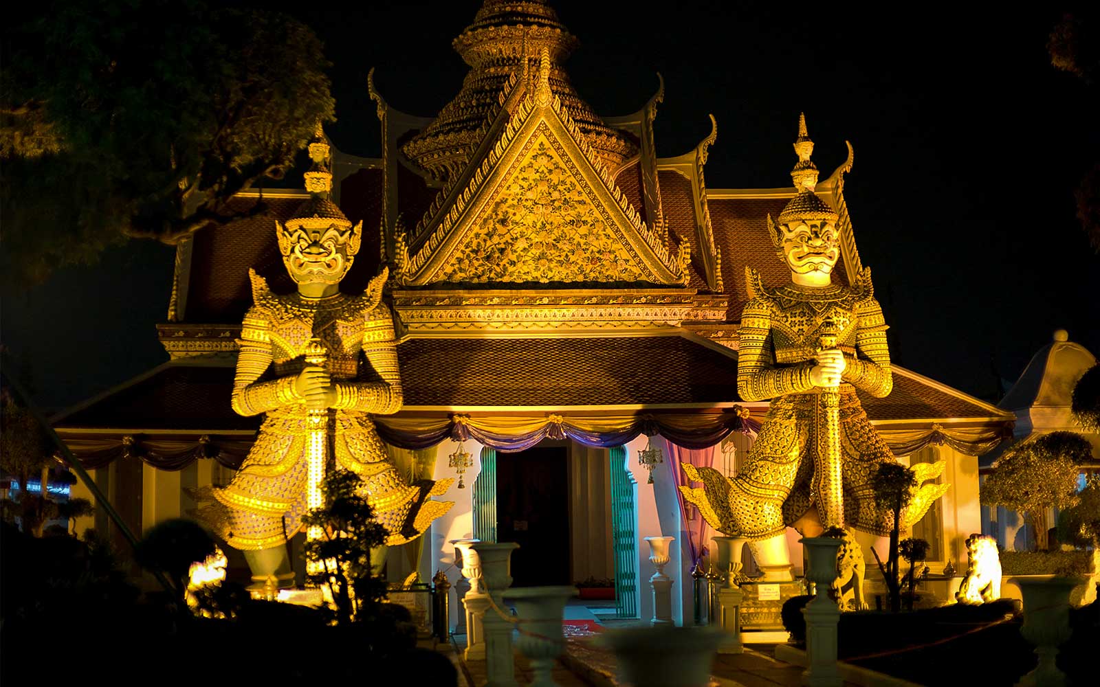 Bangkok Night Bike Tour with Temples & Flower Market — gallery 1