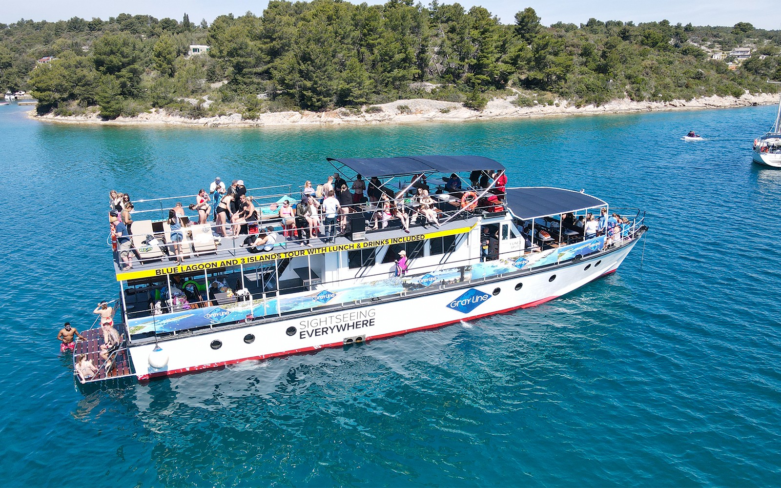 From Split: Blue Lagoon, Shipwreck & Solta Cruise with Lunch