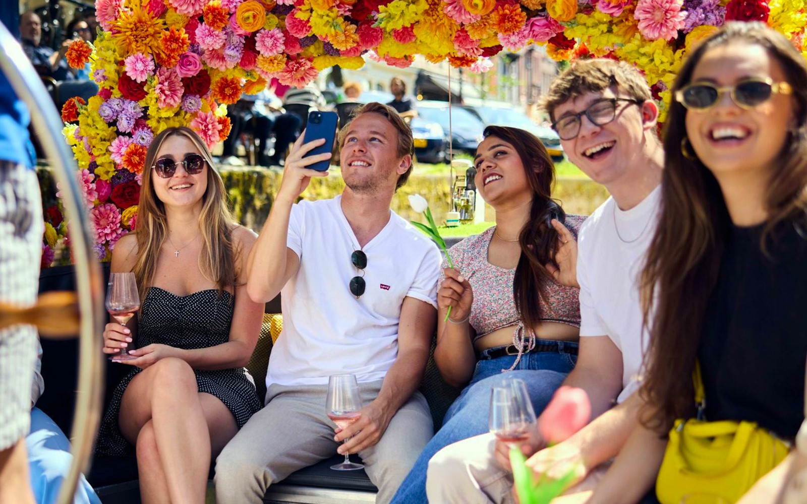 Amsterdam: 1-Hour Exclusive Tulip Experience on a Luxury Open Boat — gallery 2