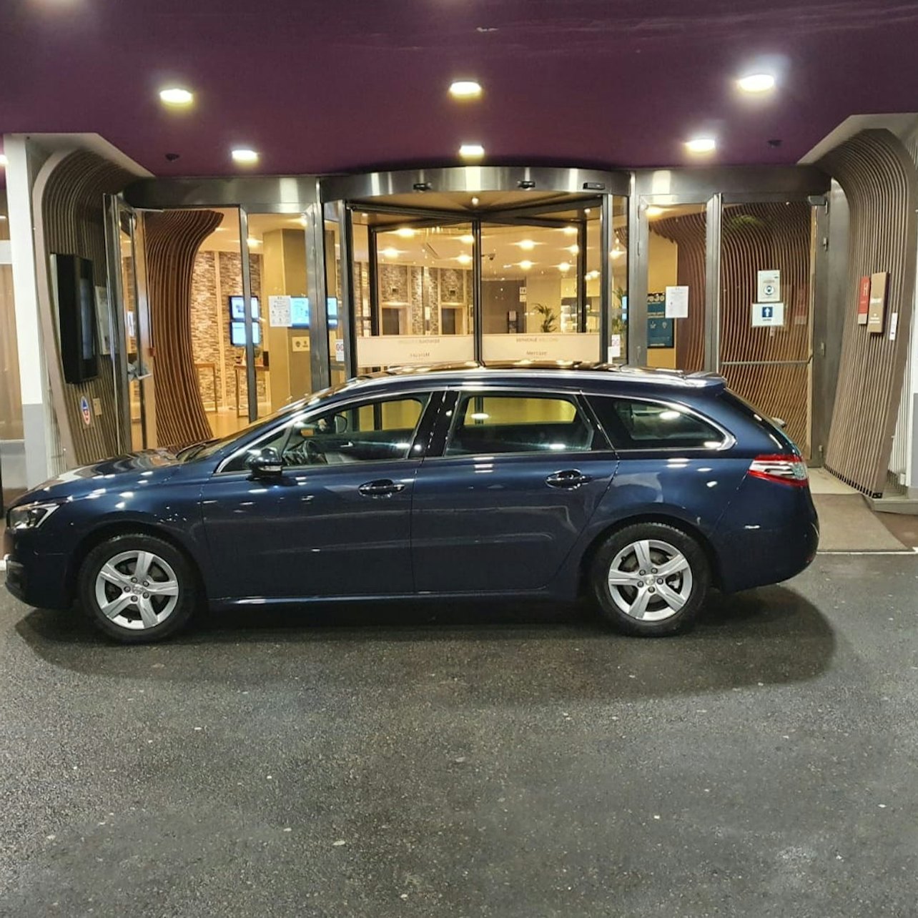 Paris: Shared Shuttle Transfer from Paris Montparnasse Station to CDG Airport