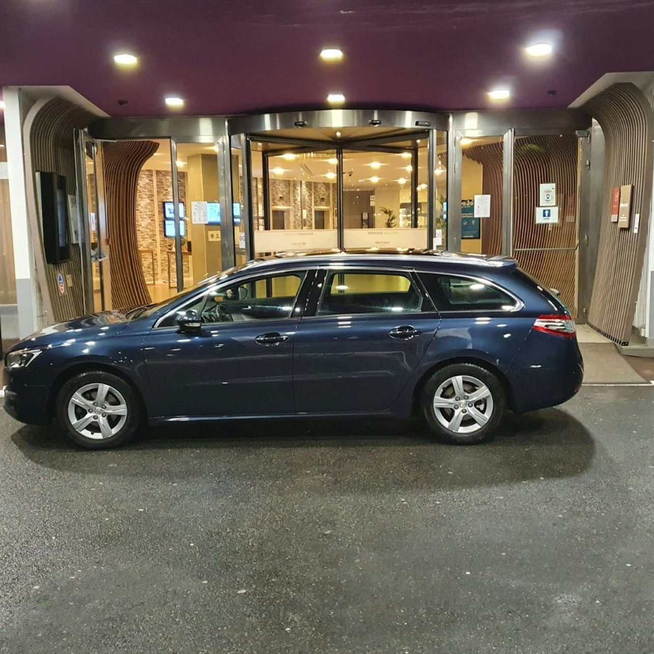 Paris: Private Shuttle Transfer from CDG Airport to Hotel