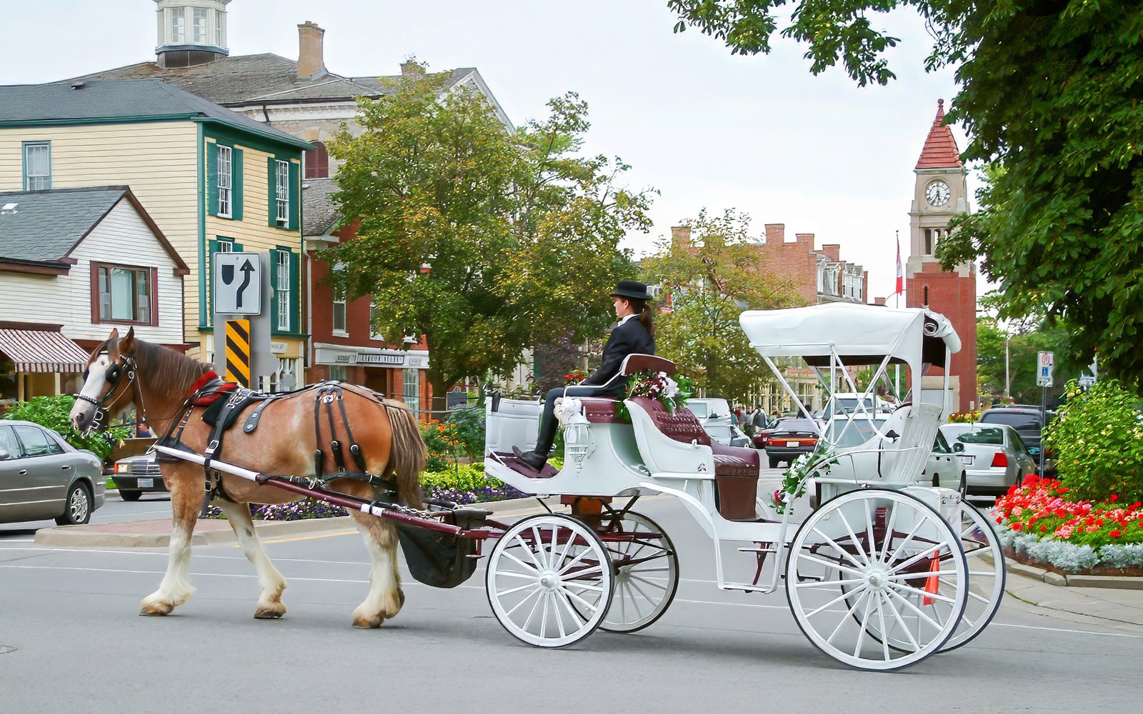 From Toronto: Niagara Falls and Niagara-on-the-Lake Day Tour with Hornblower Cruise & Lunch