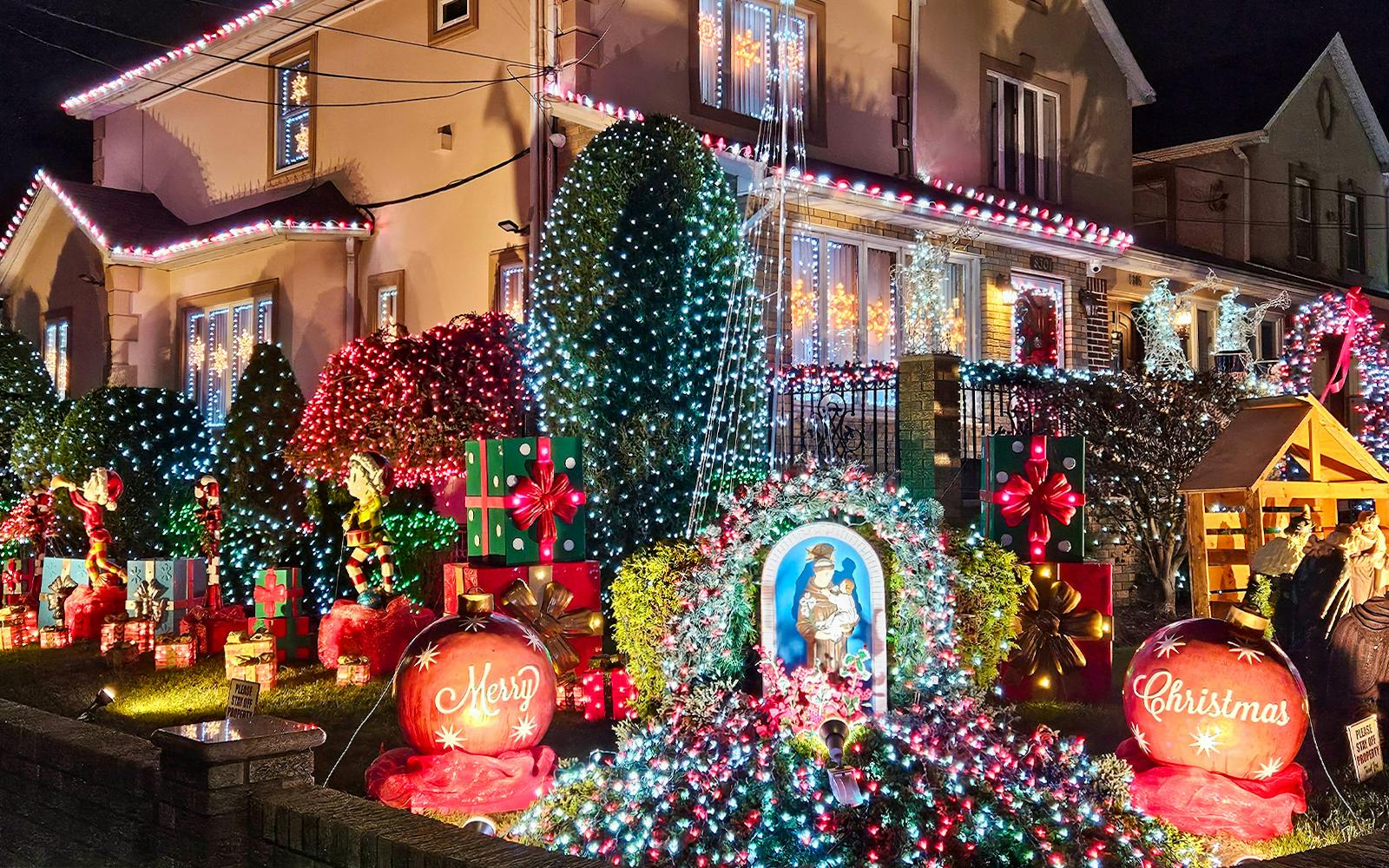 Dyker Heights Christmas Lights Tours: Bus or Walking - venue or experience setting
