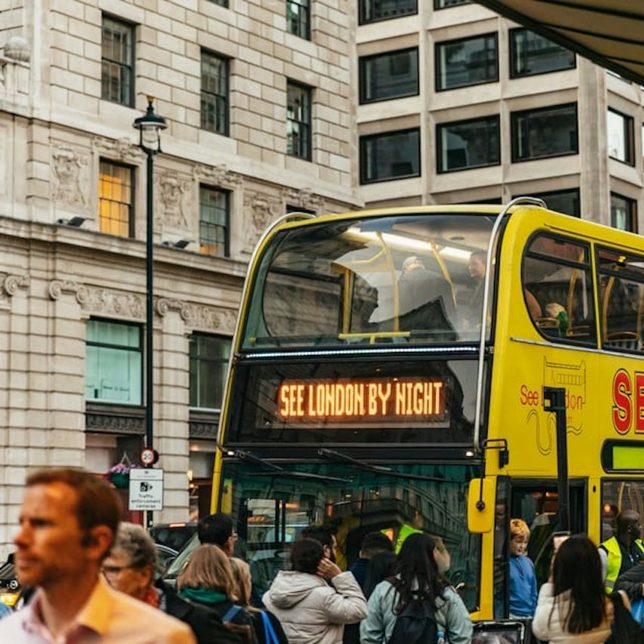 London: Roundtrip Uber Boat + Evening Bus Tour visitor view at London City Tours