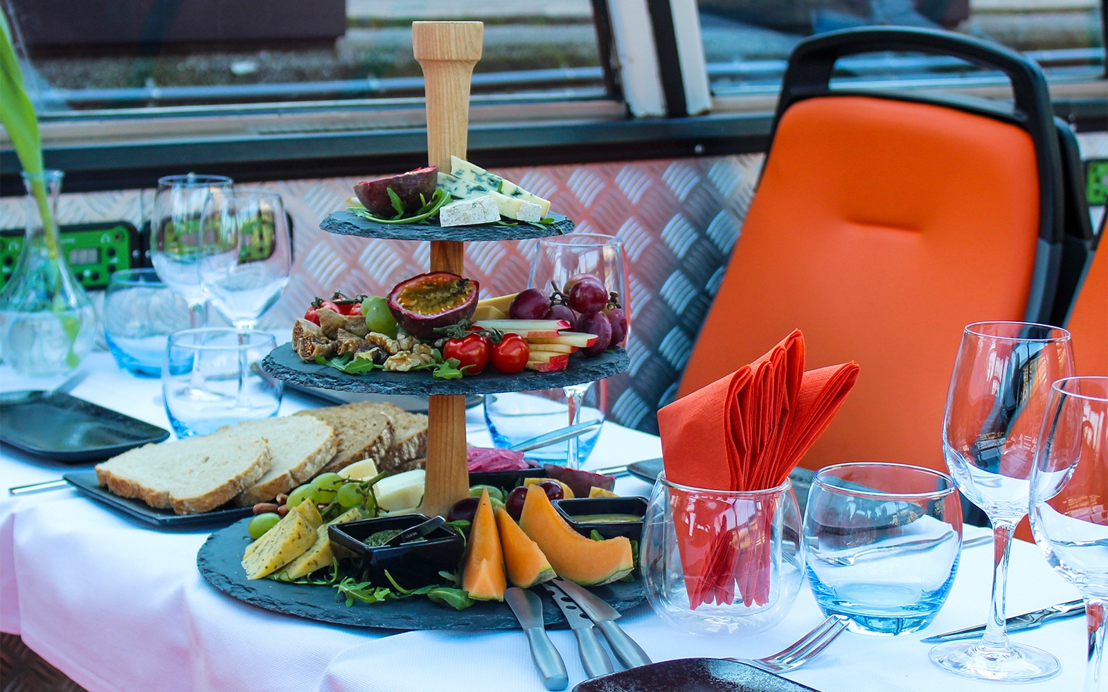 Amsterdam: 90-Min Adult-Only Evening Canal Cruise with Wine and Cheese — gallery 4