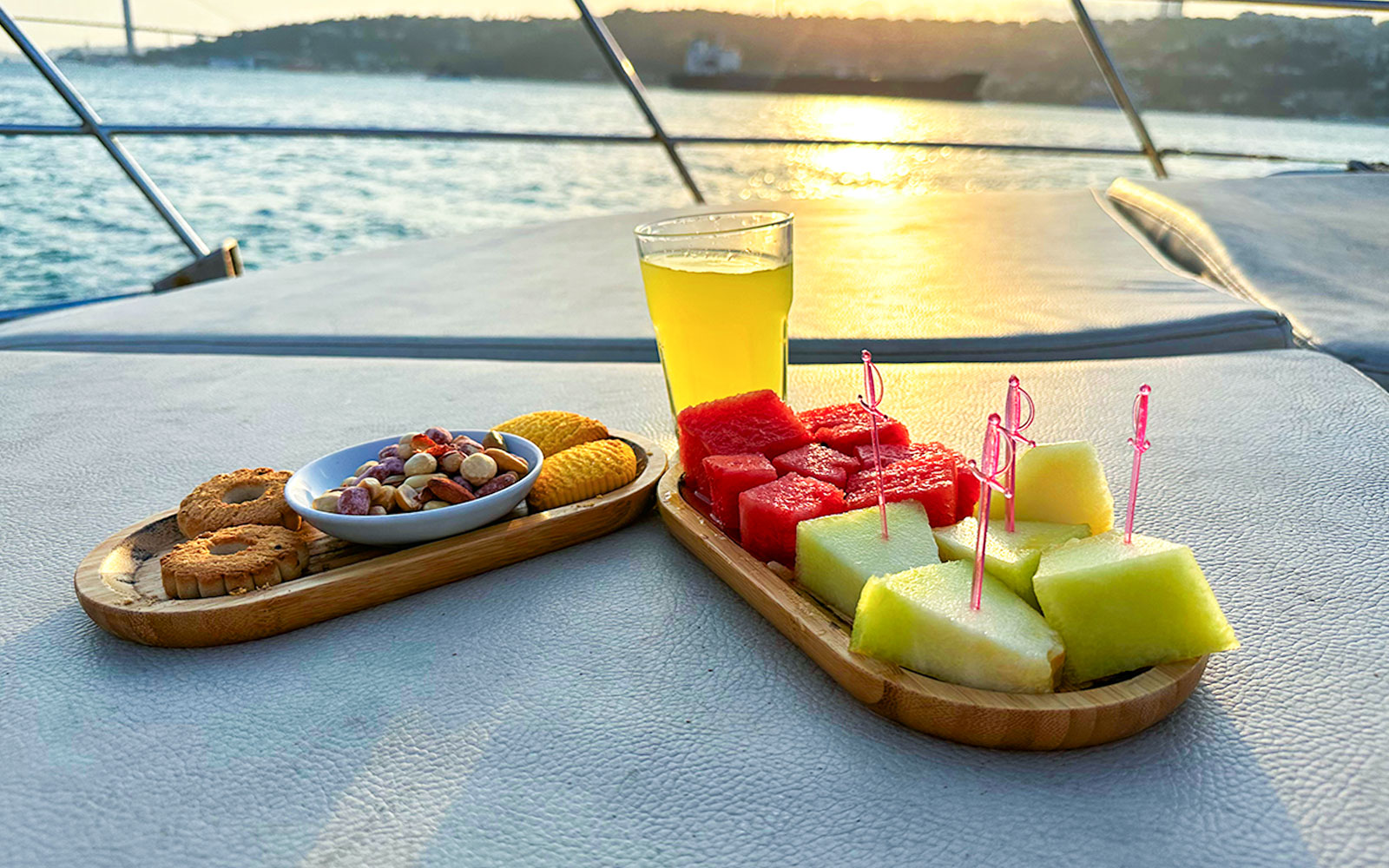 Bosphorus & Golden Horn Sunset Yacht Cruise with English-Speaking Guide — gallery 4