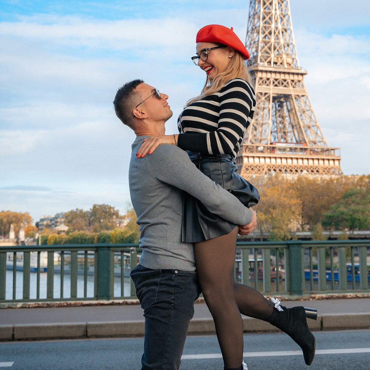 Paris: Professional Photoshoot at Eiffel Tower - 1 Hour