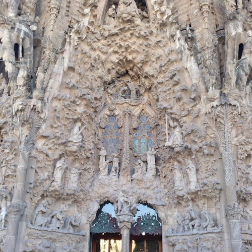 Sagrada Família & Park Güell: Morning Entry Ticket & Guided Tour — gallery 3