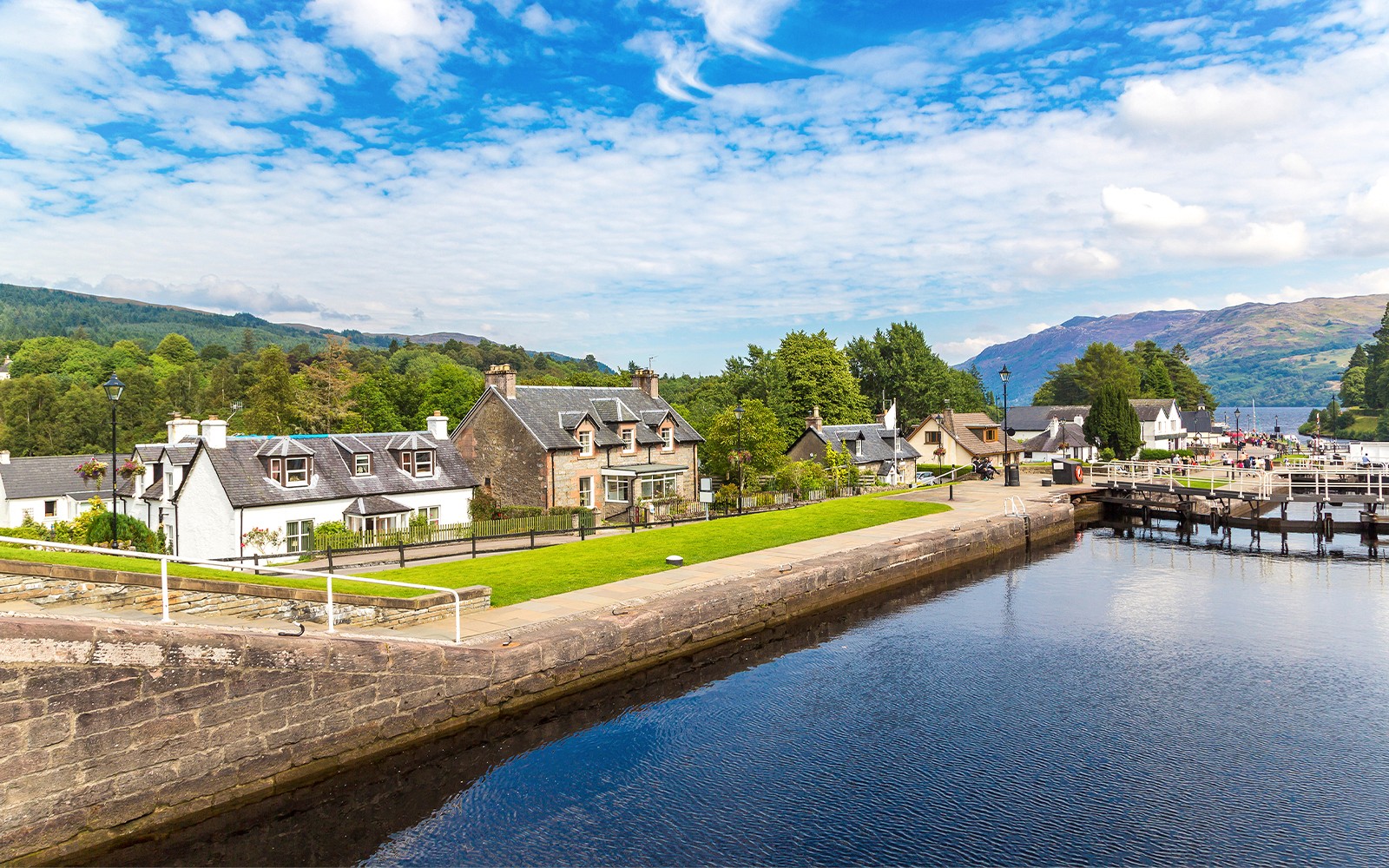 From Edinburgh: Loch Ness and The Highlands Day Trip with Lunch & Optional Cruise
