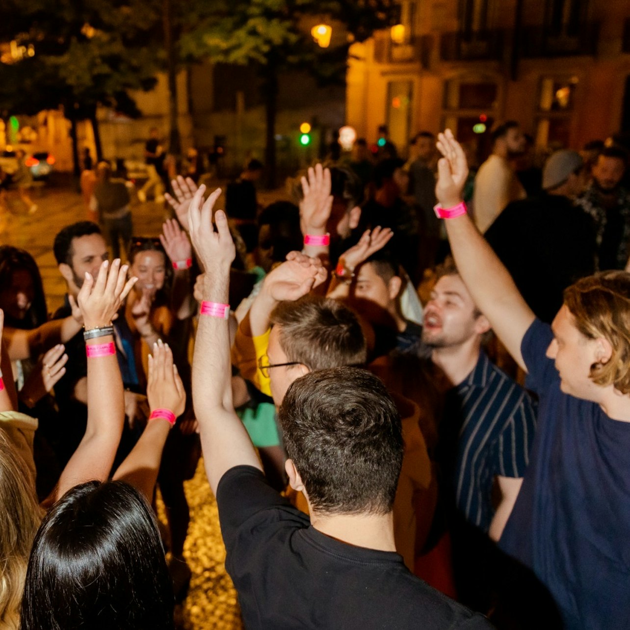 Lisbon: Guided Pub Crawl + 8 Drinks + VIP Club Entry