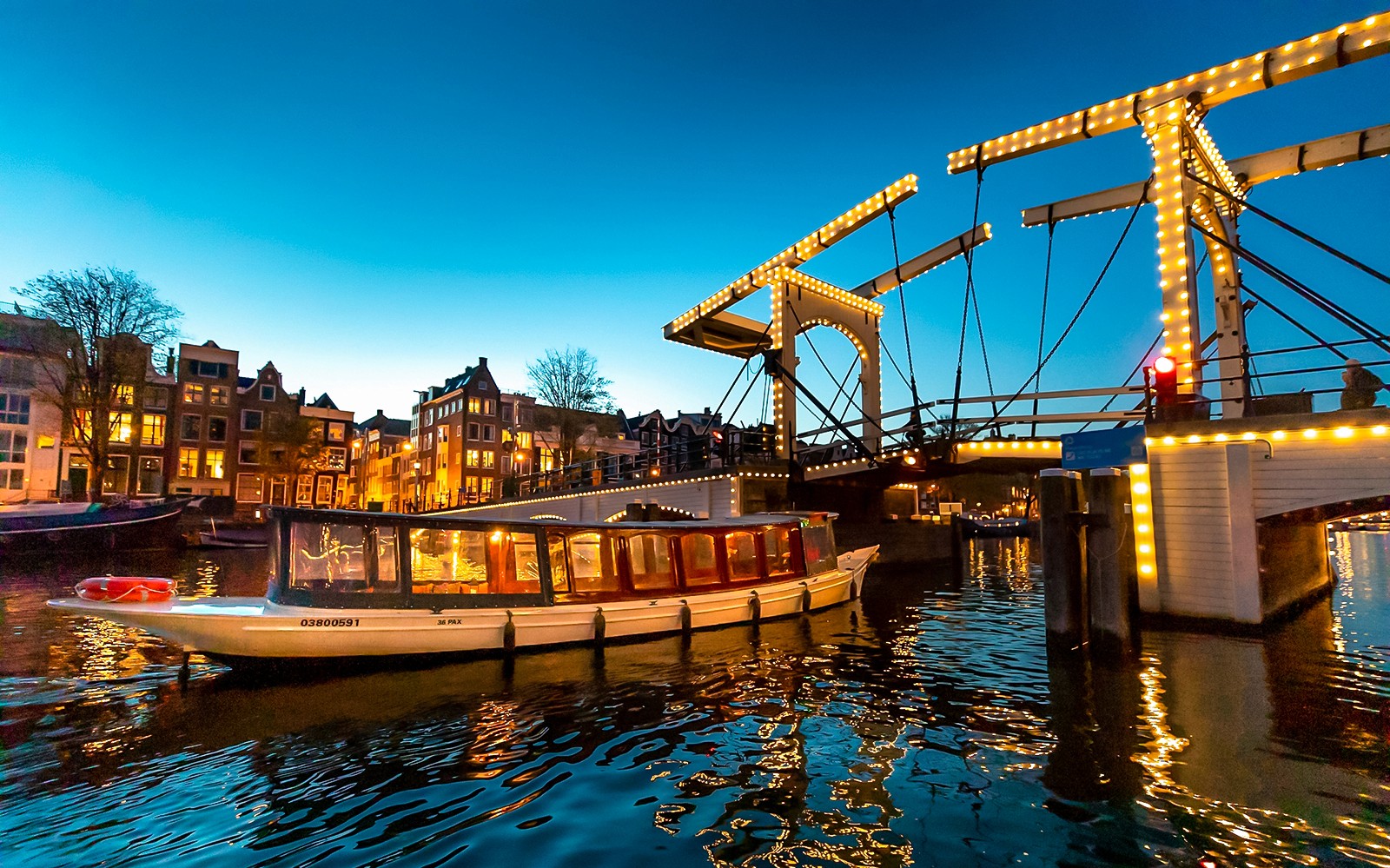 Amsterdam: 1-Hour Luxury Evening Canal Cruise on Heated Saloon Boat with Onboard Bar — gallery 3