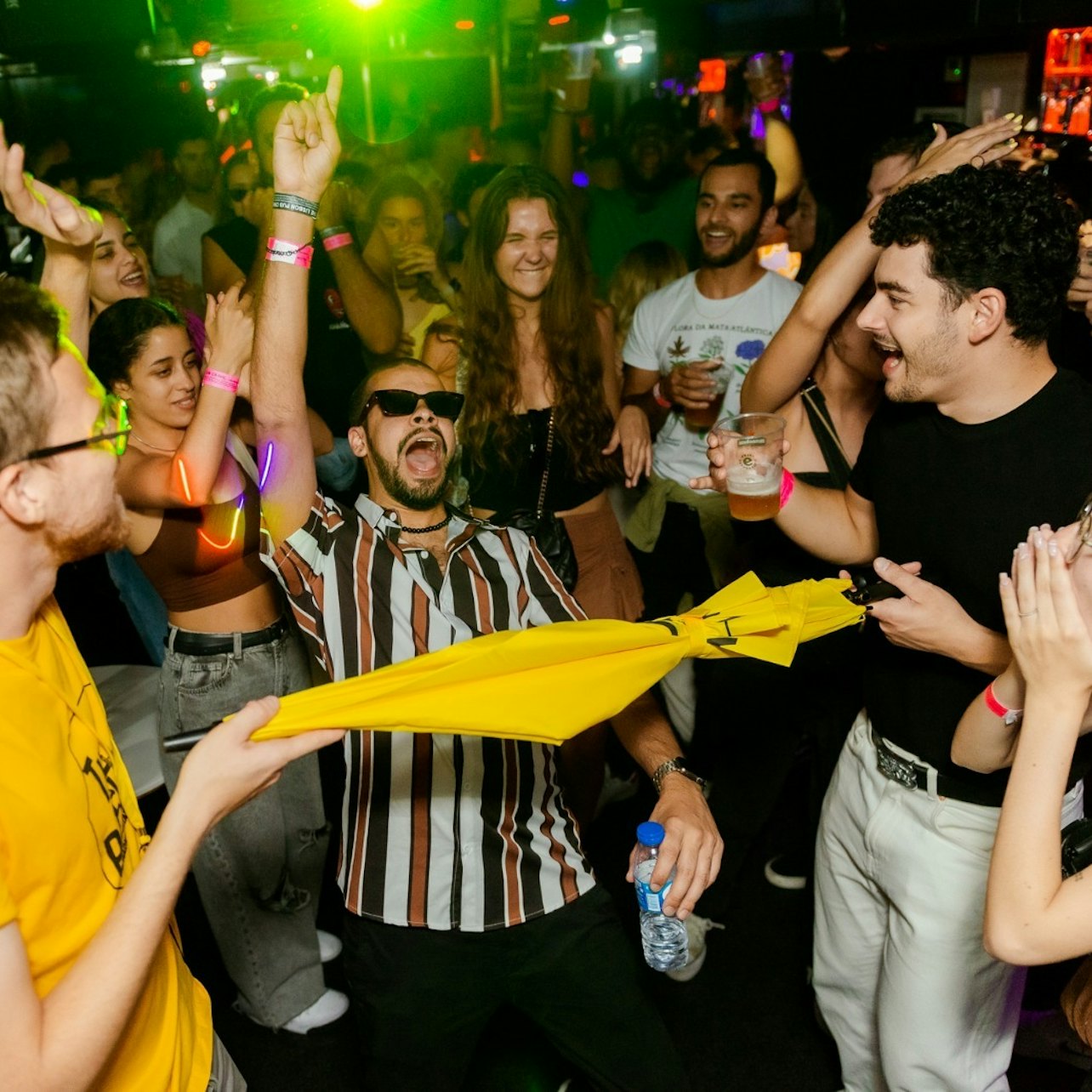 Lisbon: Guided Pub Crawl + 8 Drinks + VIP Club Entry