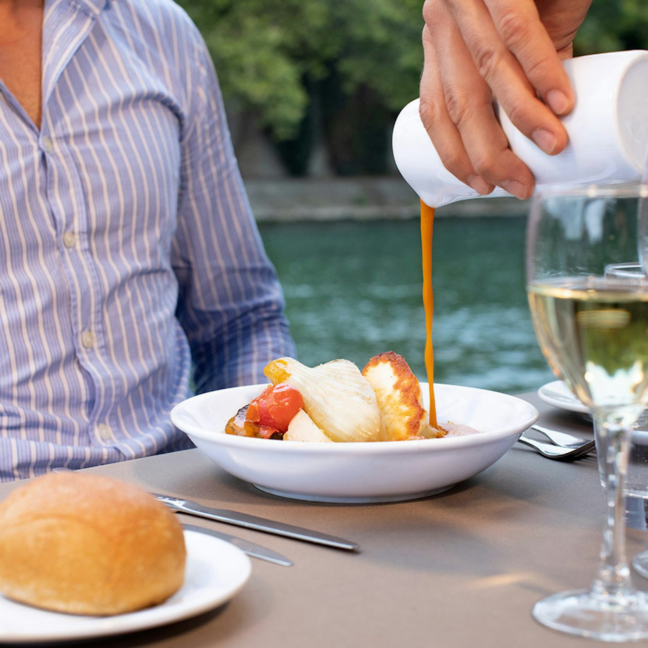 Seine River: 4-Course Dinner Cruise with Live Music — gallery 3