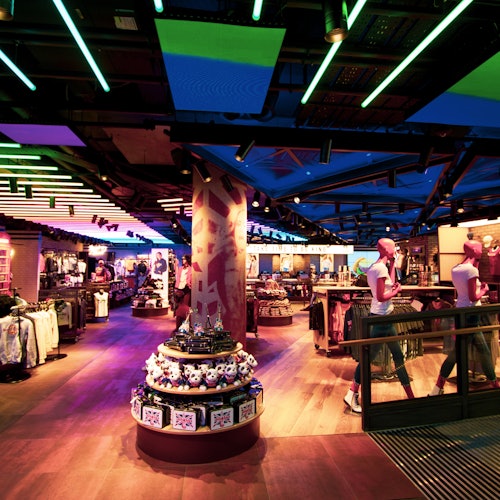 London: Frameless Art Experience, Bar Bus Tour & Hard Rock Cafe Dinner — gallery 1
