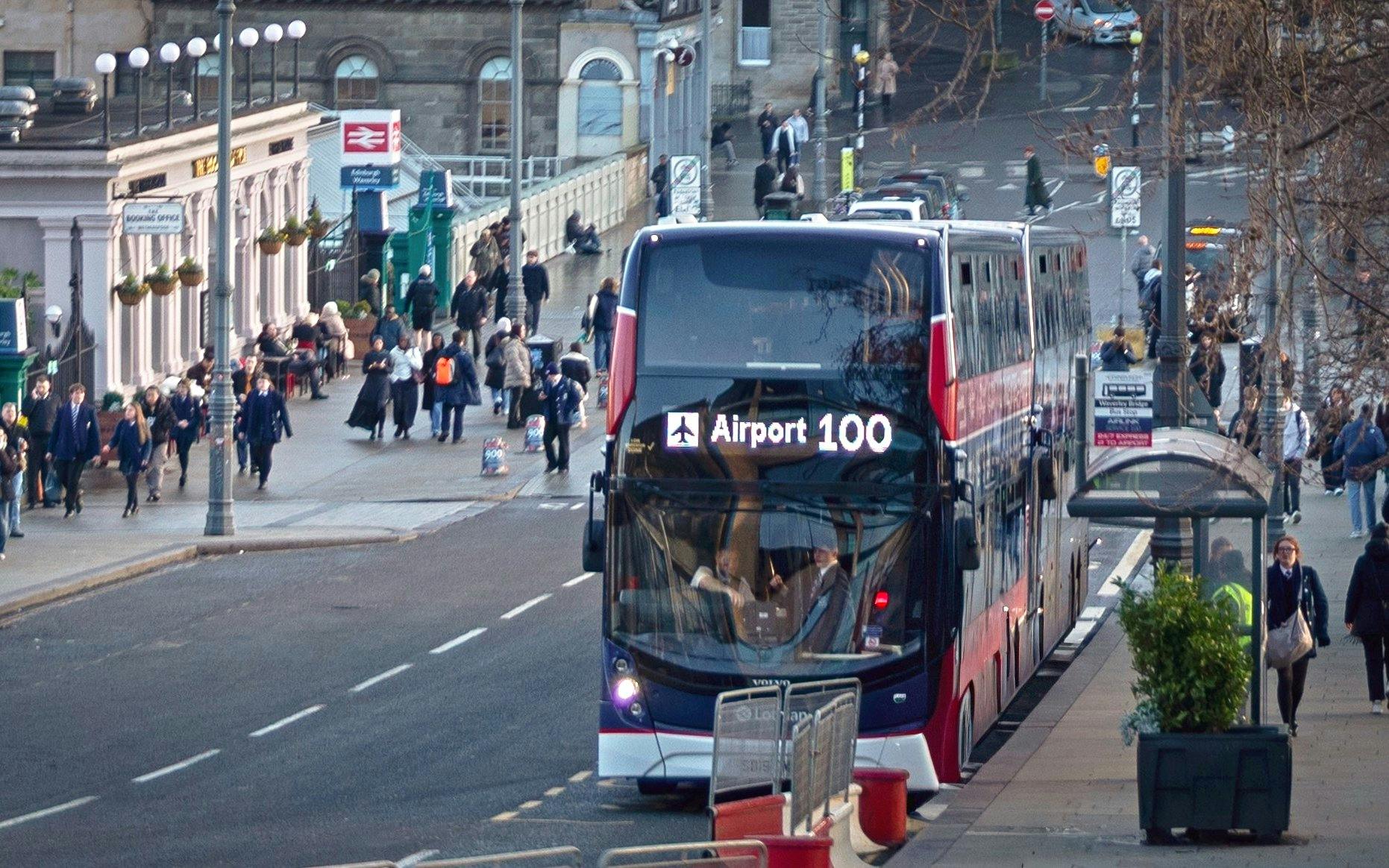 Airlink 100: Transfers de Ônibus de Ida/Saída no Mesmo Dia Entre o Aeroporto de Edinburgh e a Estação Waverly Bridge visitor view at Waverley Bridge