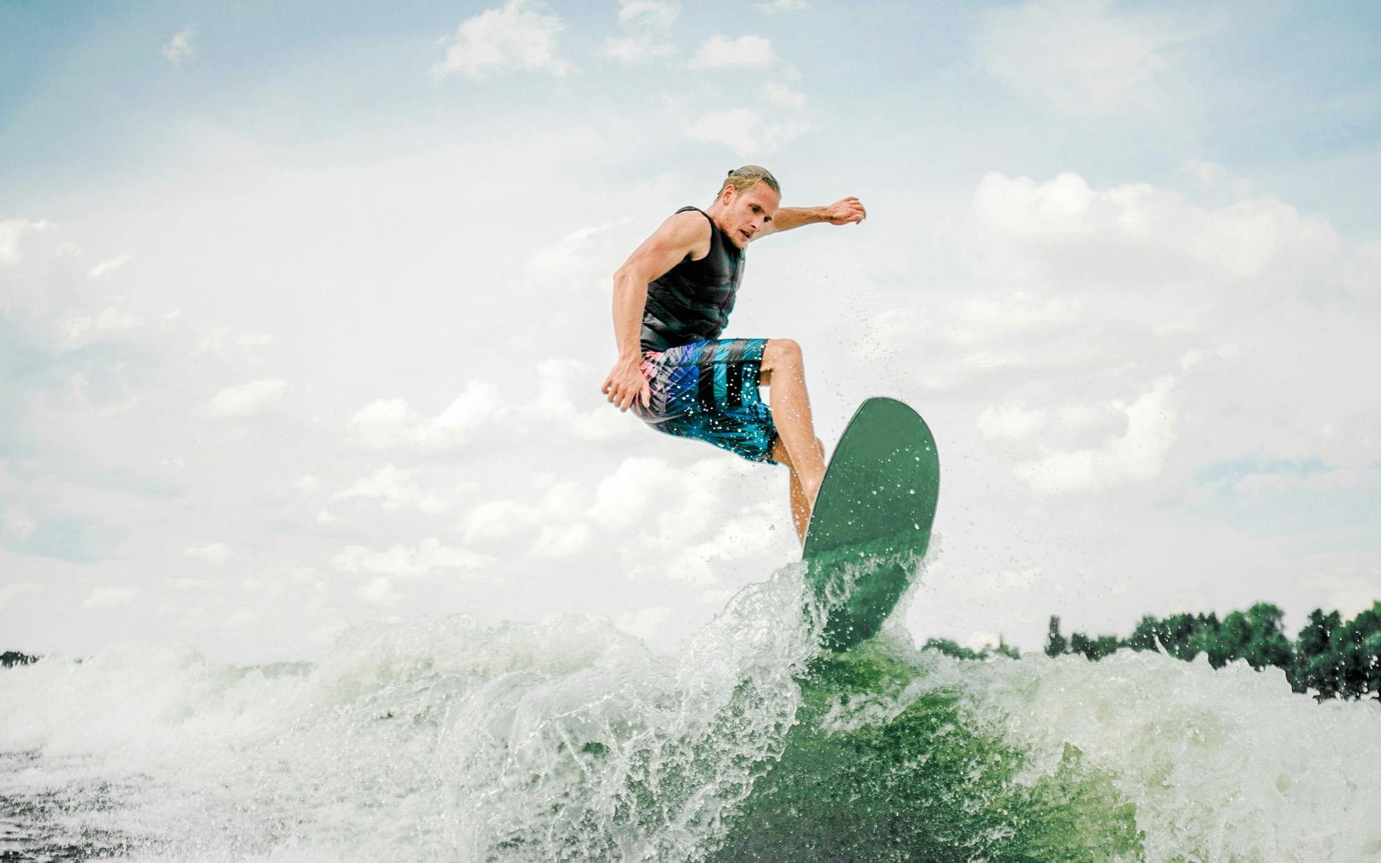 Dubai Marina Wakeboarding, Wakesurfing & E-Foil Experience