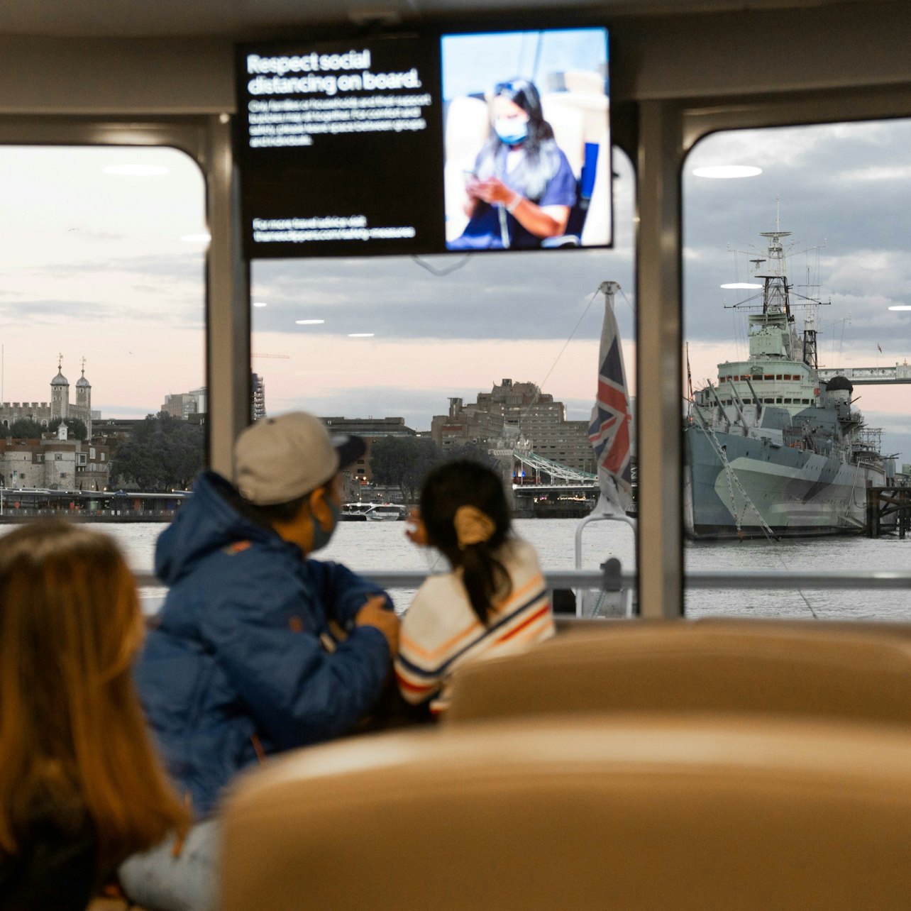 London: Roundtrip Uber Boat + Evening Bus Tour visitor view at London City Tours