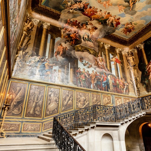 Hampton Court Palace: Entry + Roundtrip Transfer from London