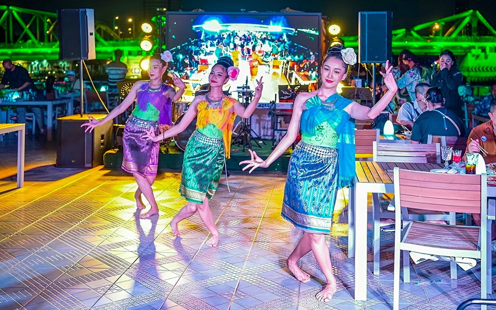 Smile Riverside Cruise with International Buffet Dinner & Thai Dance