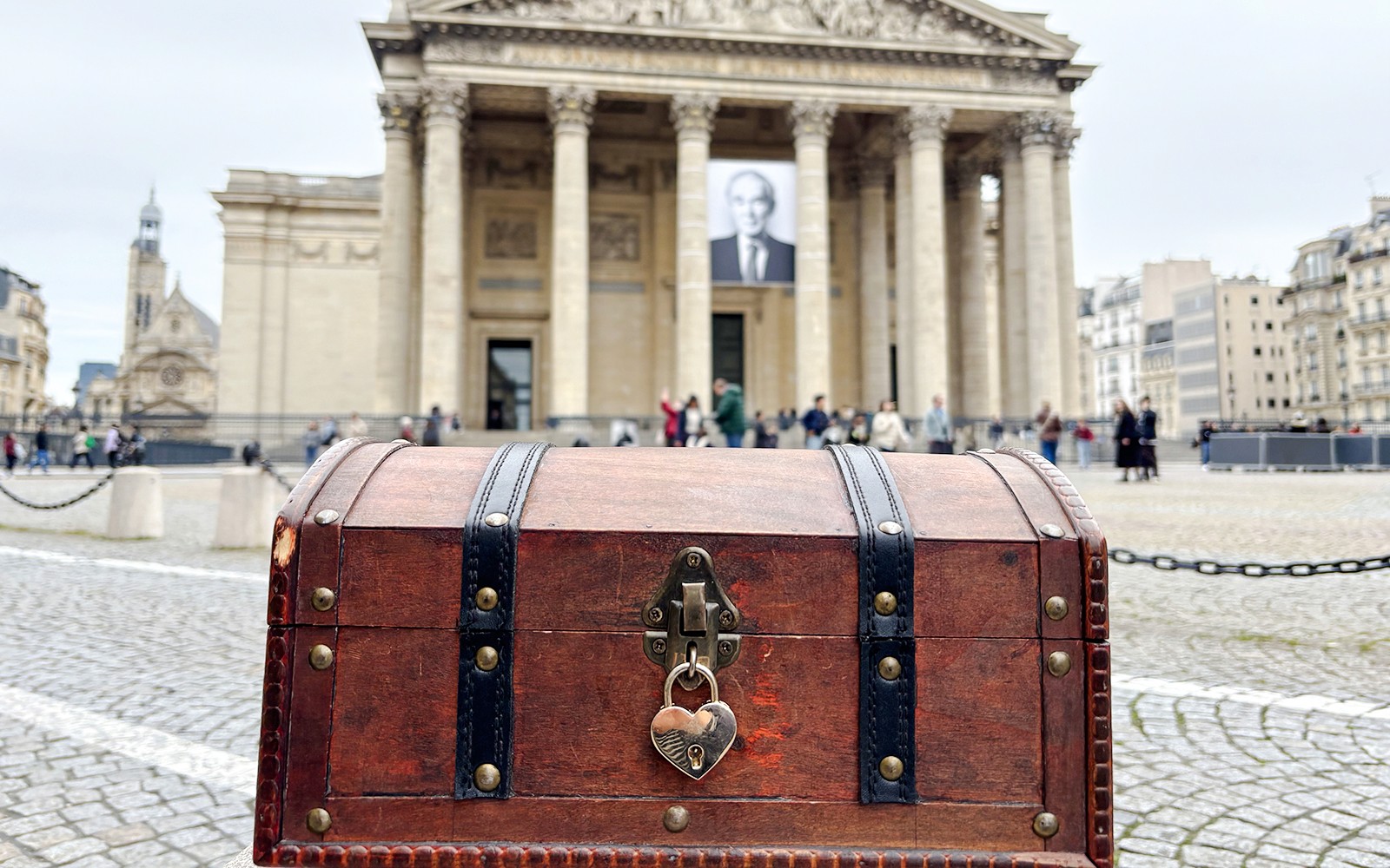 Paris Self-Guided Treasure Hunt: From the Panthéon to the Louvre