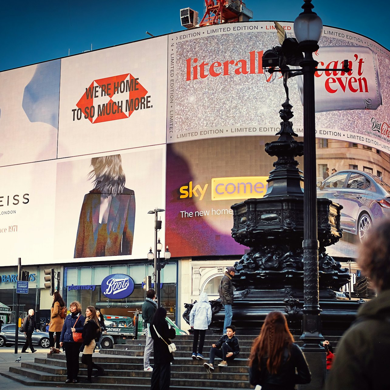 See London by Night visitor view at Green Park bus Station, Next to Ritz Hotel,