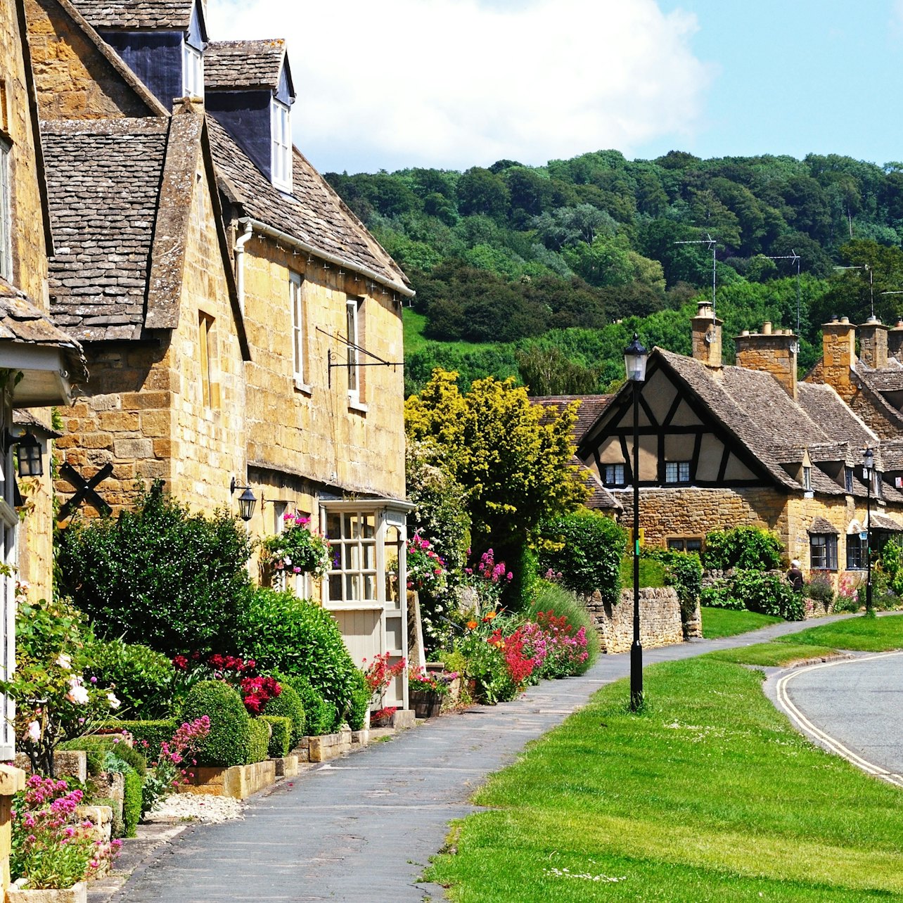 Cotswolds: Guided Day Tour from London + Lunch visitor view at Cotswold Tours from London