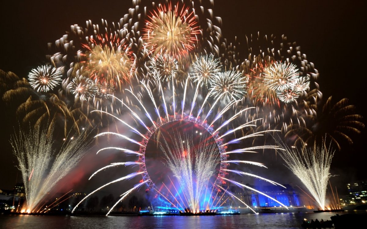 New Year's Eve Fireworks on the River Thames — gallery 1