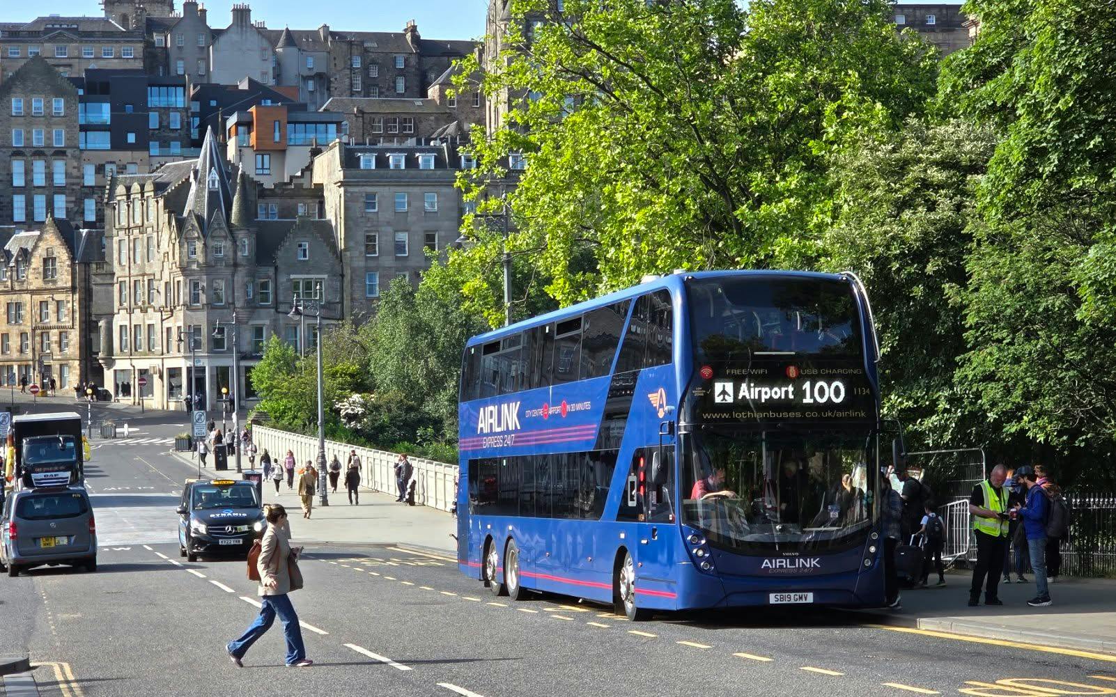Airlink 100: Transfers de Ônibus de Ida/Saída no Mesmo Dia Entre o Aeroporto de Edinburgh e a Estação Waverly Bridge visitor view at Waverley Bridge