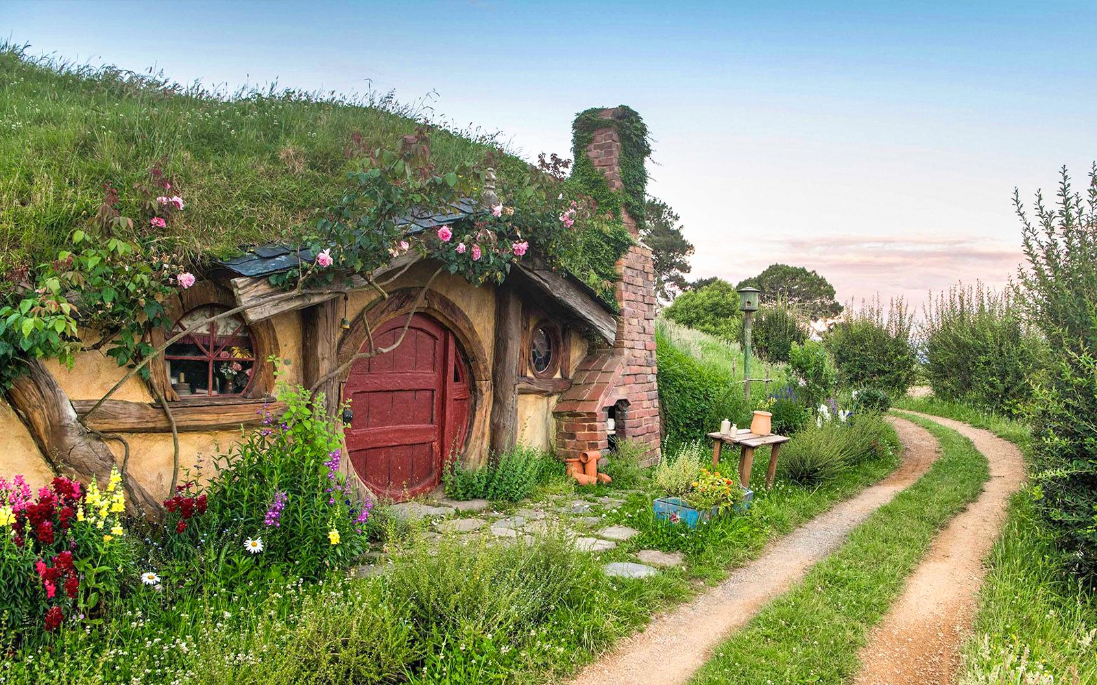 From Auckland: Hobbiton Movie Set & Waitomo Glowworms Caves Guided Tour