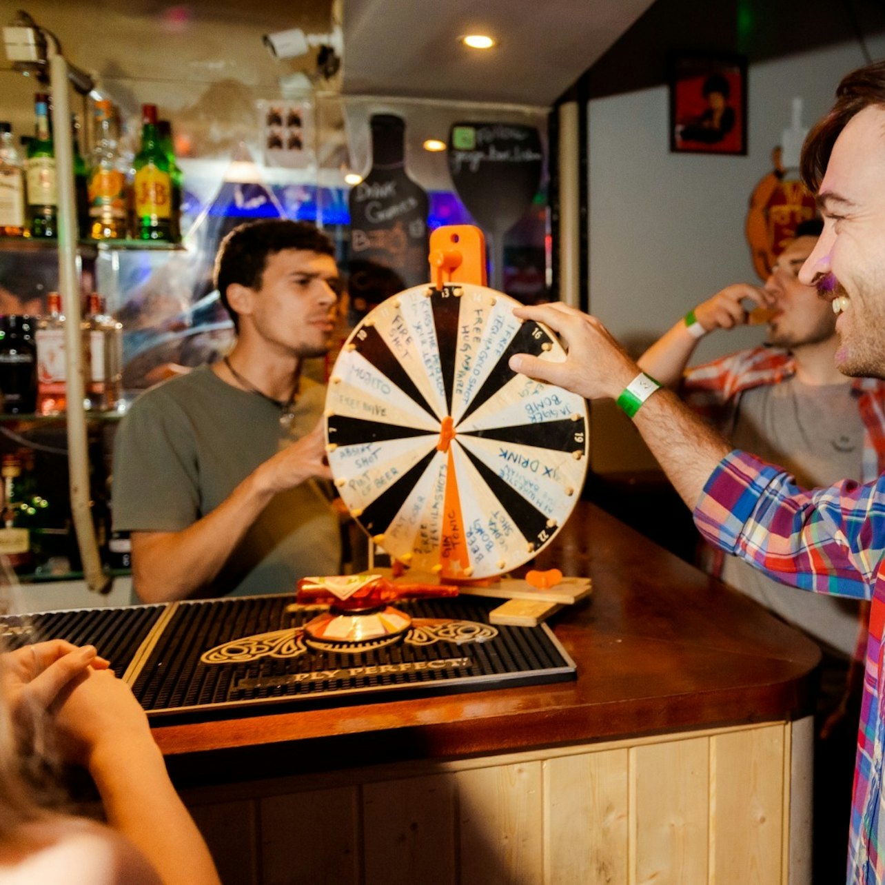 Lisbon: Guided Pub Crawl + 8 Drinks + VIP Club Entry