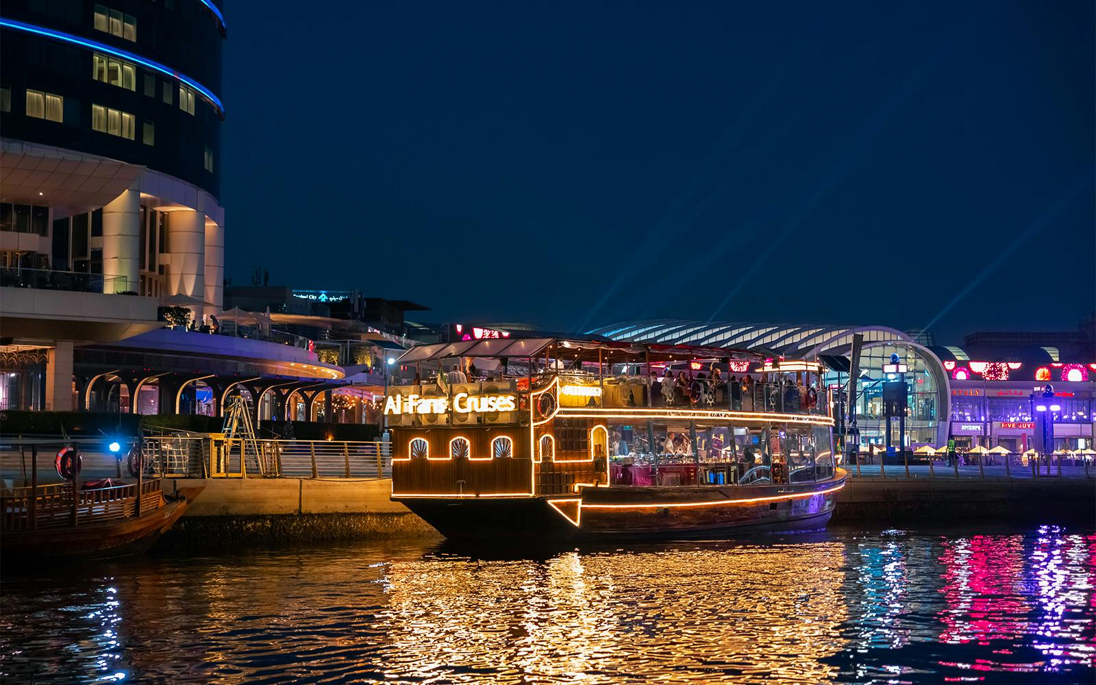 Pacote Noturno Dine & Dazzle: Jantar no Cruzeiro do Dubai Canal com Bebidas Ilimitadas + Espetáculo La Perle tickets, Dubai, photo 3