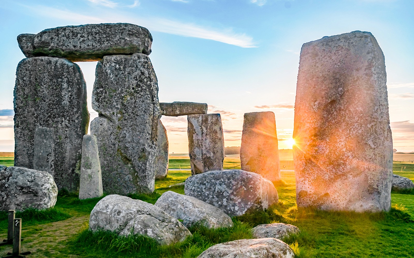 From London: Exclusive Entry to Stonehenge Inner Circle & Windsor Tour