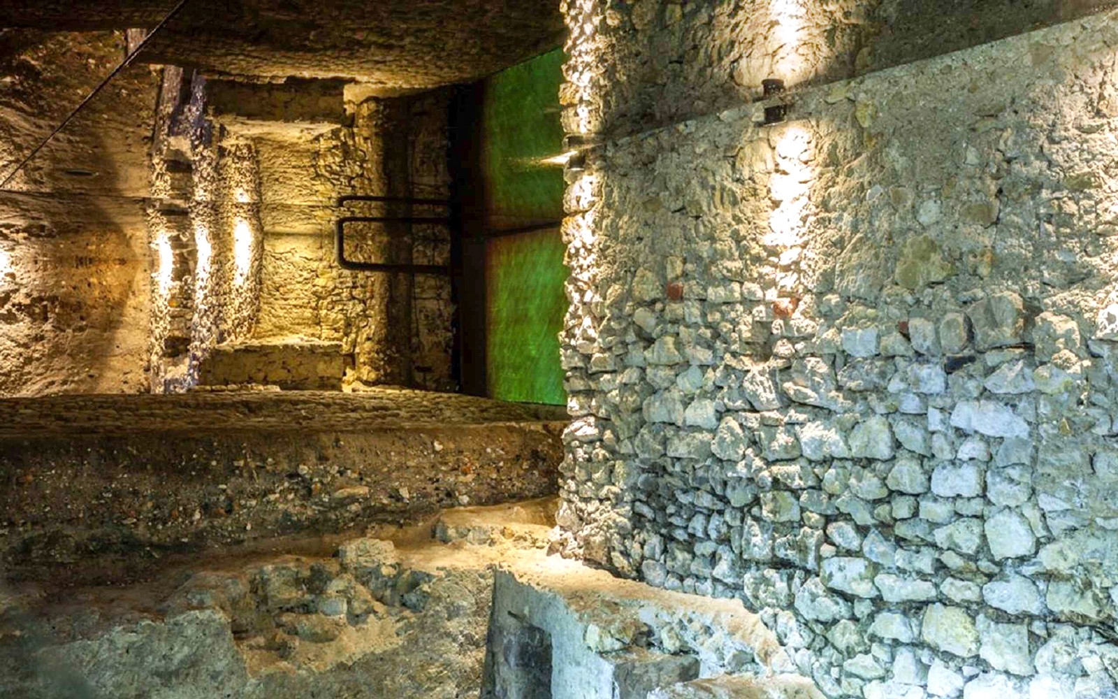 Krakow Old Town: St. Mary's Basilica and Rynek Underground Guided Tour — gallery 4