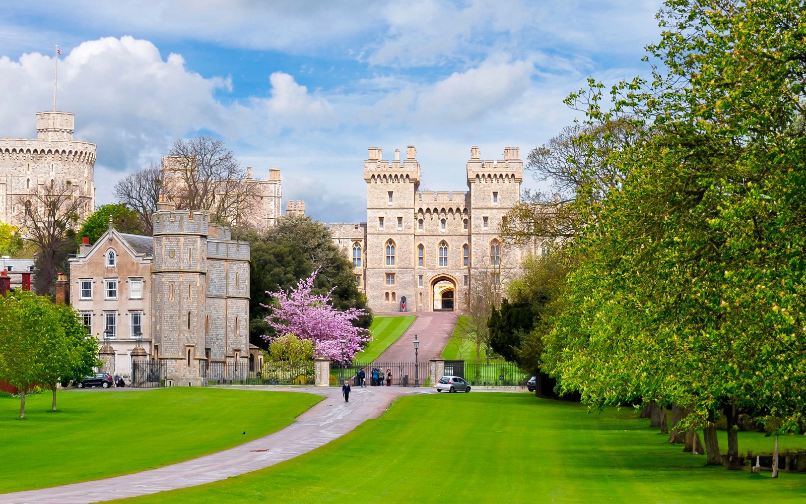 From London: Exclusive Entry to Stonehenge Inner Circle & Windsor Tour