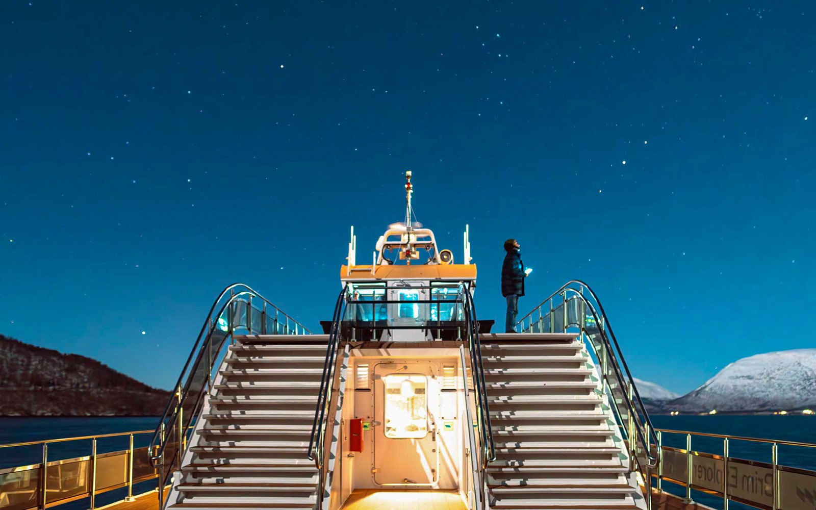3.5-Hour Electric Northern Lights Guided Cruise with Light Meals