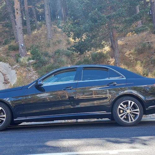 Madrid: Private Barajas Airport Transfer with Mercedes Vehicle — gallery 1
