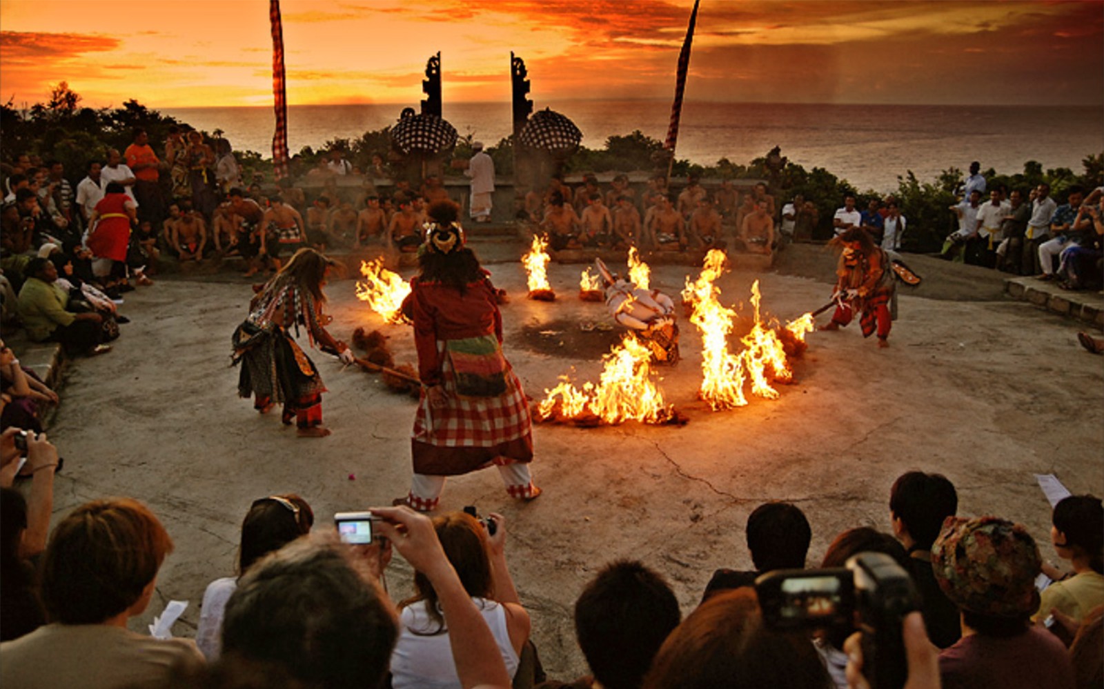 From Bali: Private Tour of Tanah Lot, Uluwatu Temple & Kecak Dance Show at Sunset