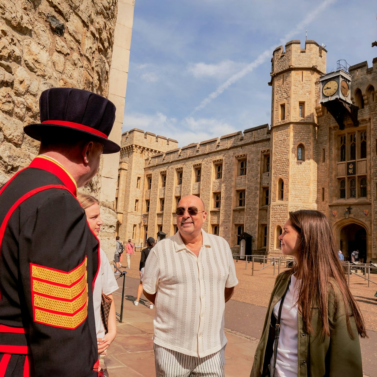 Tower of London: Guided Tour + Thames River Cruise + Crown Jewels Access
