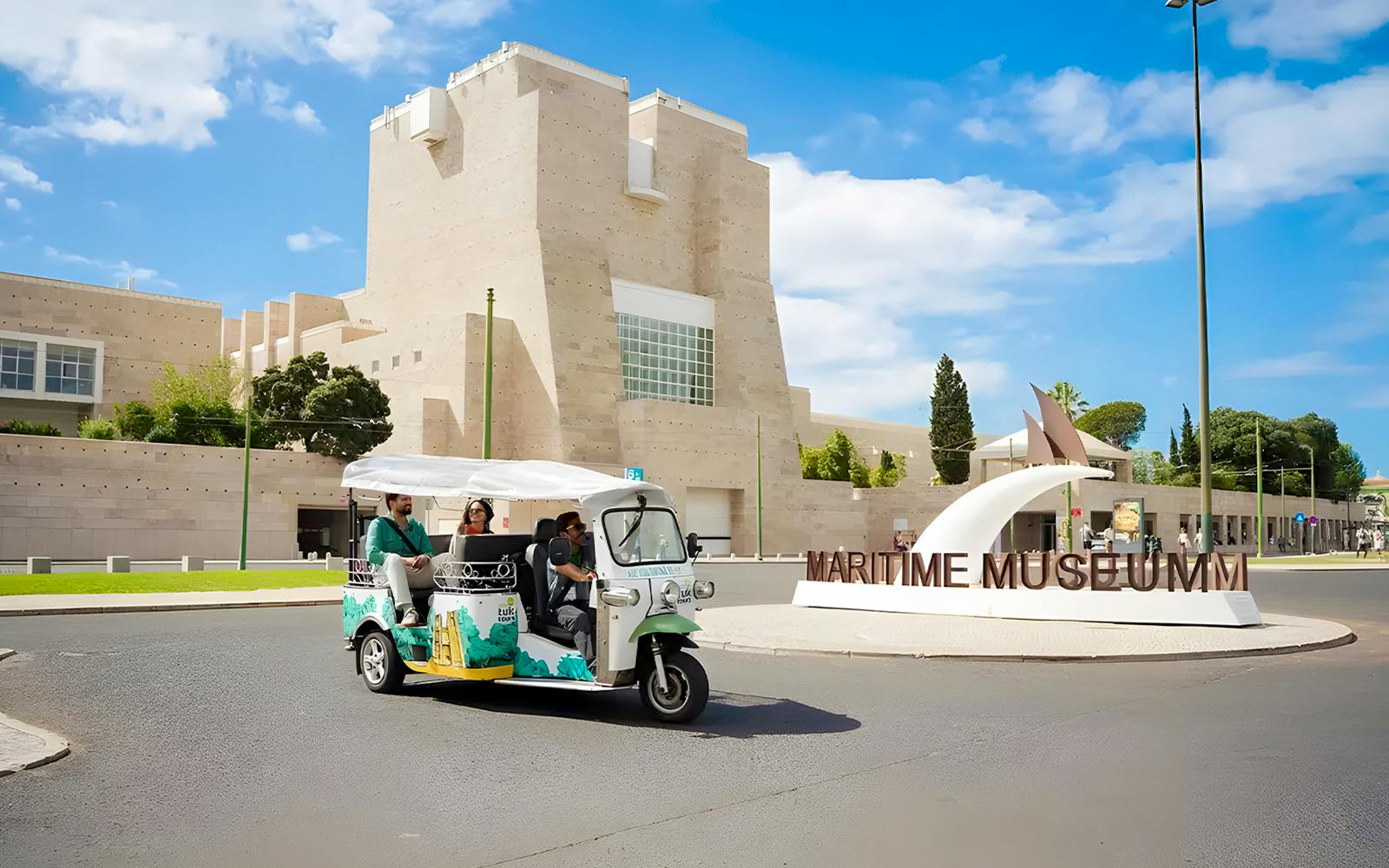 Lisbon: Private Tuk-Tuk Tour with Local Guide