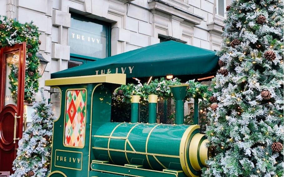 London Christmas Pubs and Festive Lights Walking Tour