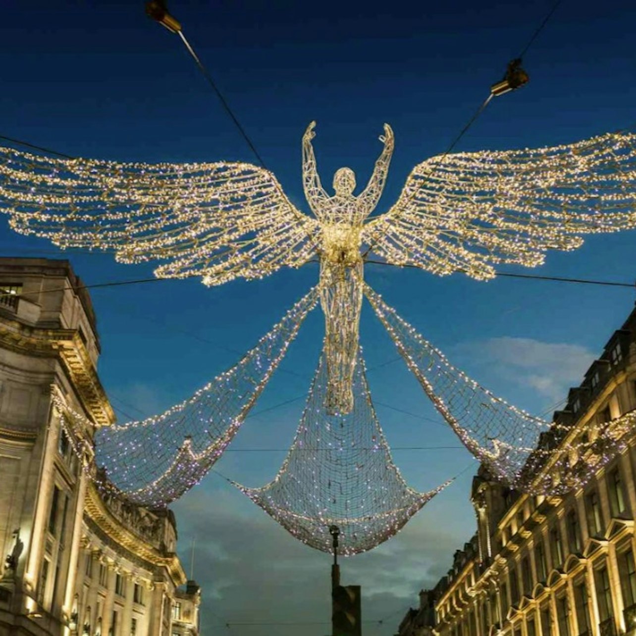 London: Christmas Lights Bus & Hop-on Hop-off Boat Tour — gallery 5