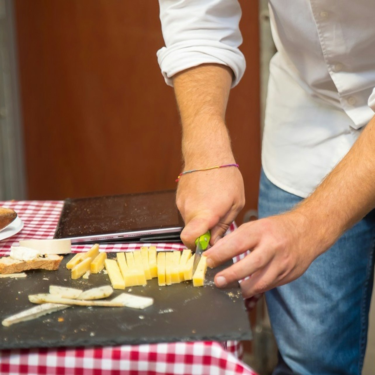 Paris: Marché d'Aligre Guided Walking Food Tour