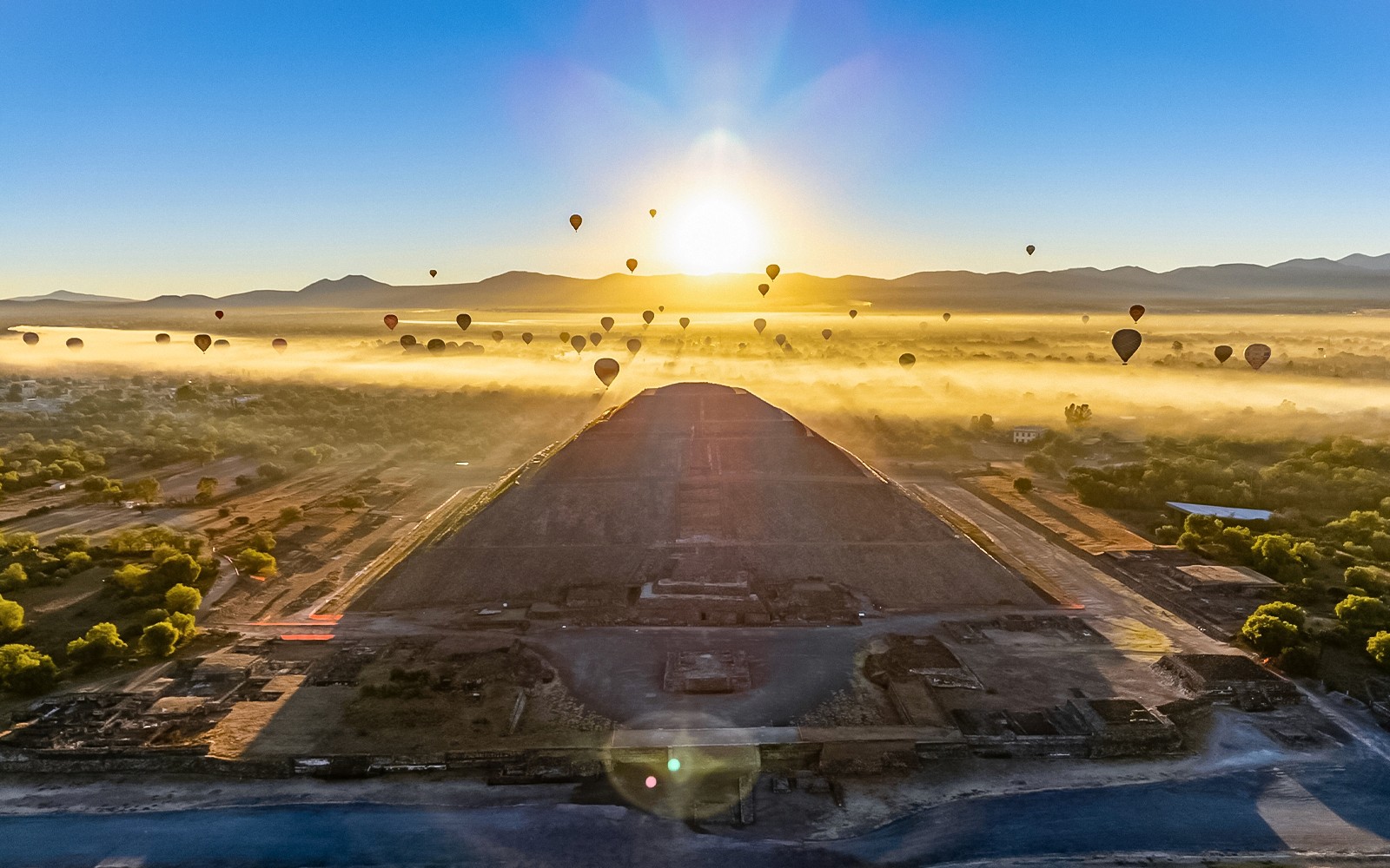 From Mexico City: Teotihuacán Hot Air Balloon Flight with Gourmet Breakfast and Pyramids Tour