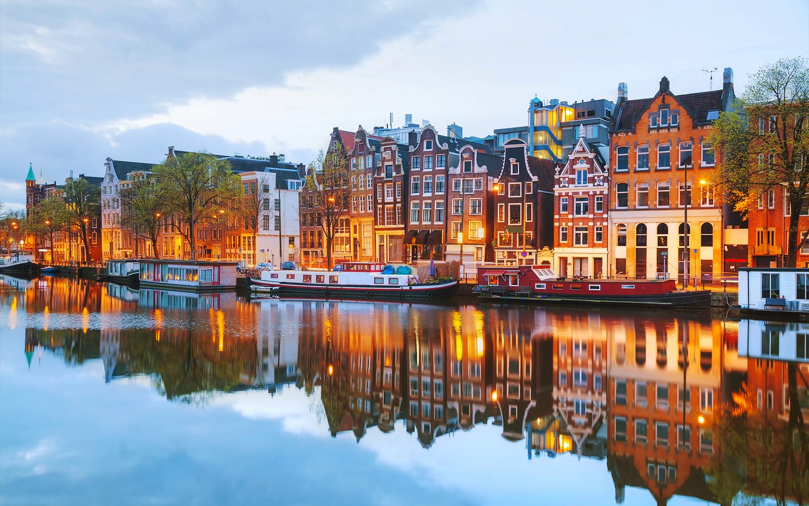Amsterdam: 1-Hour Luxury Evening Canal Cruise on Heated Saloon Boat with Onboard Bar — gallery 4