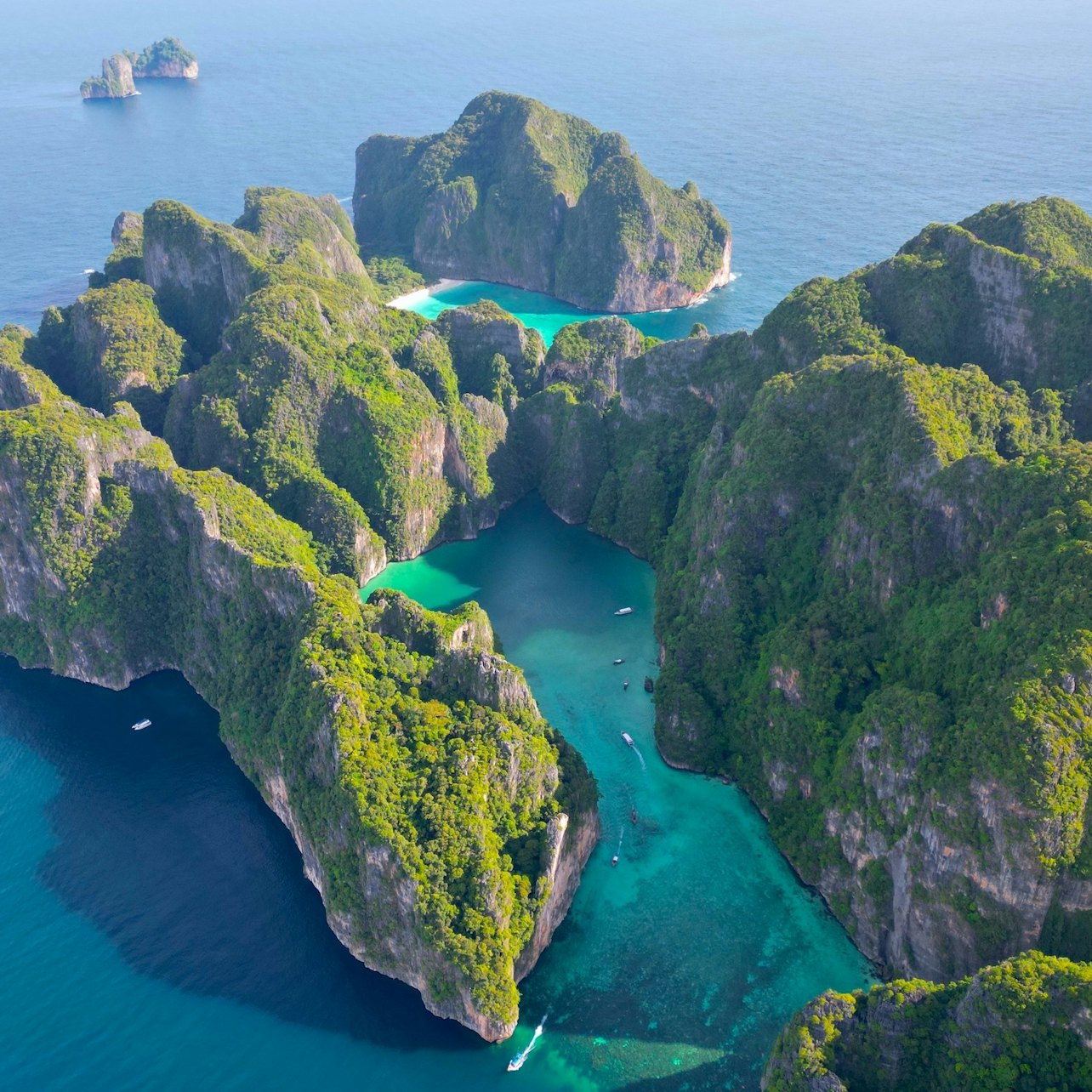 Phi Phi Islands: Boat Tour + Roundtrip Transfer from Khao Lak