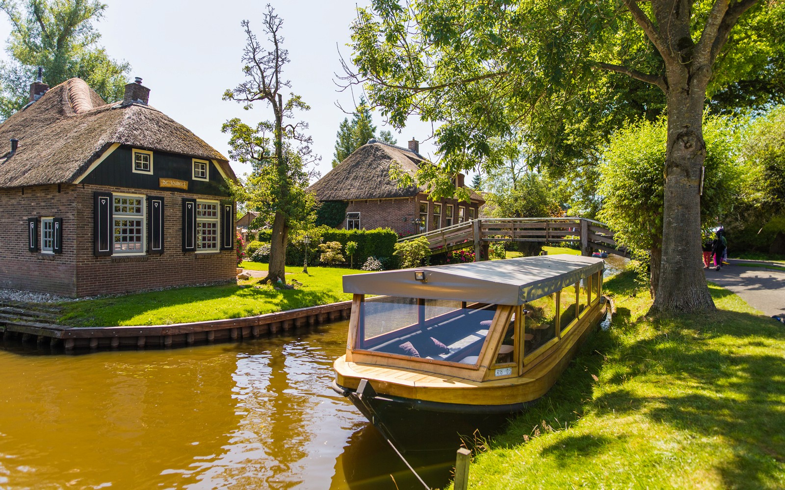 From Amsterdam: Giethoorn Day Trip with Boat Ride & Walking Tour — gallery 4