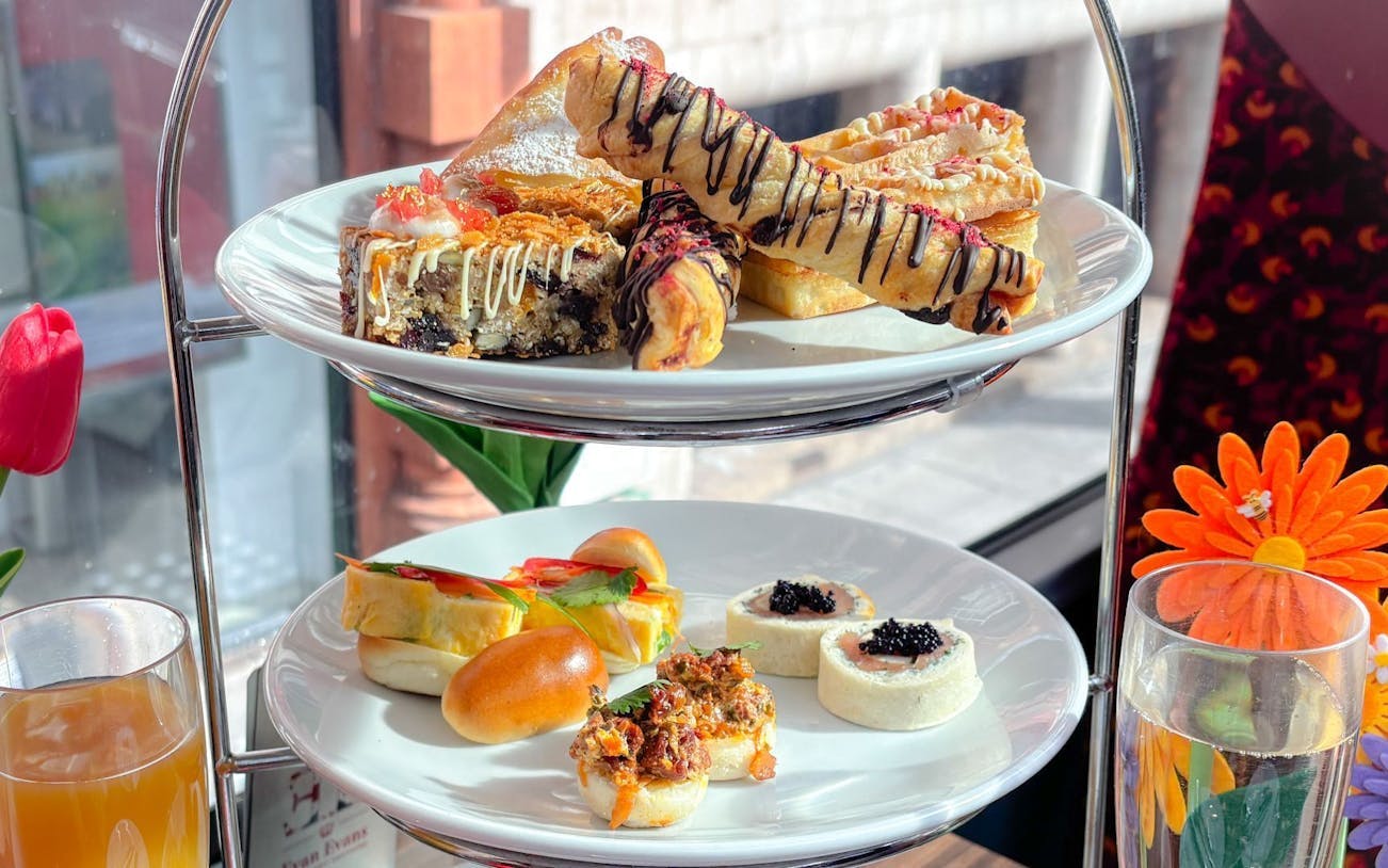 London Sightseeing Guided Bus Tour with Brunch, Prosecco, and Premium Seating visitor view at Evan Evans Tours