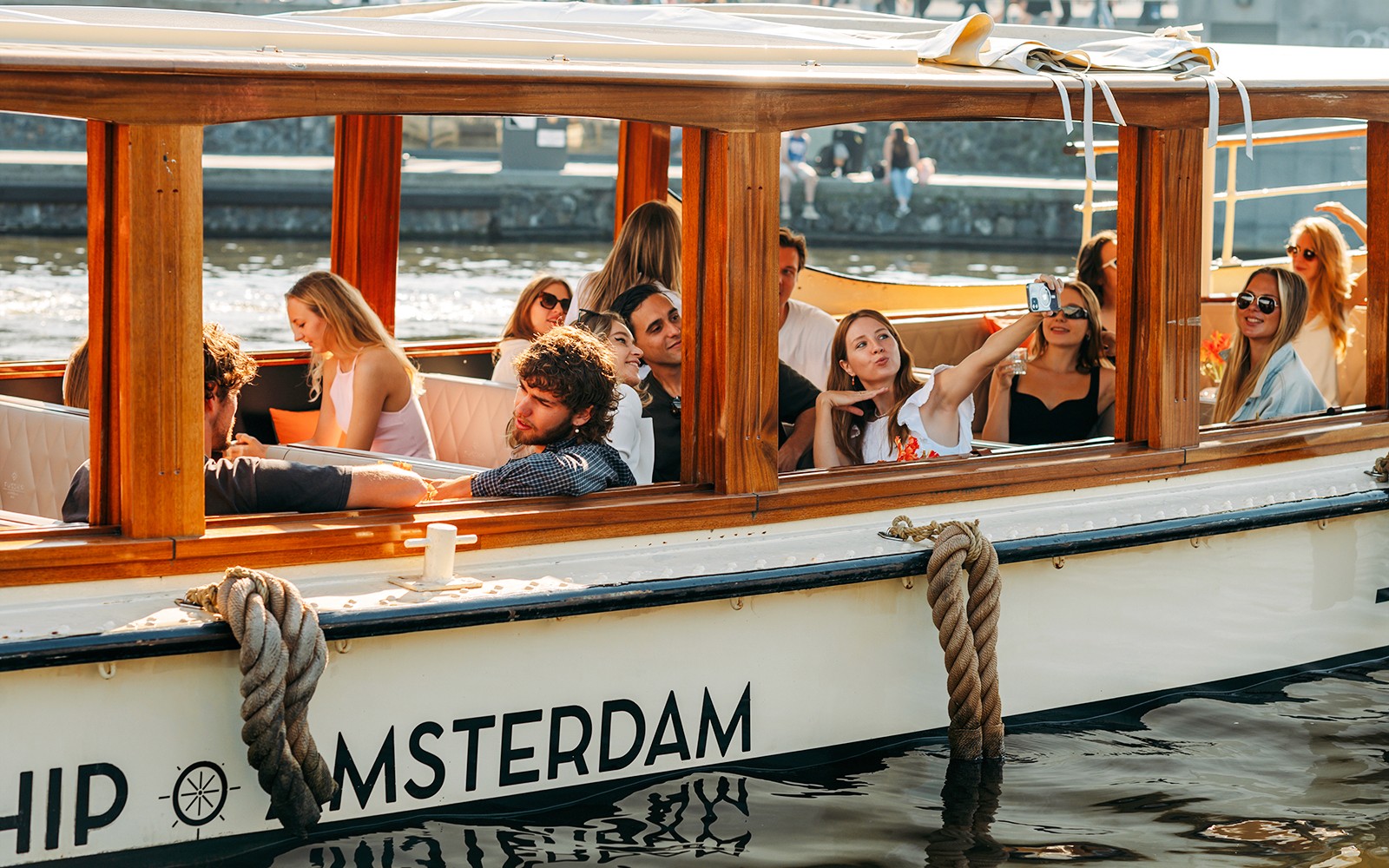 Amsterdam: 1-Hour Luxury Heated Saloon Boat Evening Cruise with Optional Drinks & Bites — gallery 5