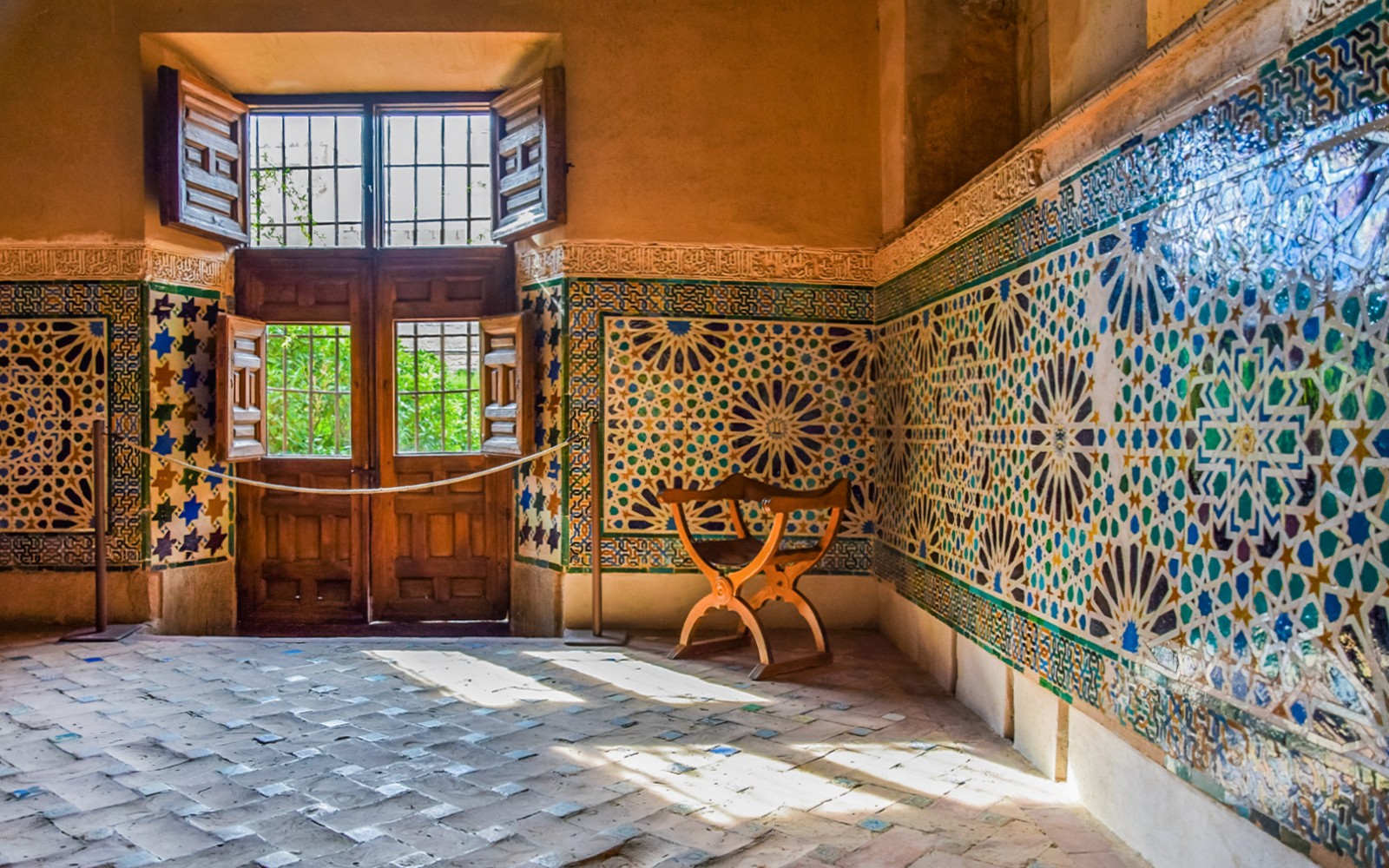Alhambra & Nasrid Palaces Guided Tour without Entry Tickets