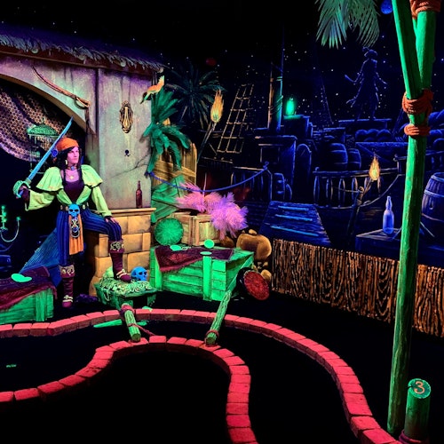 Aloha Amsterdam: Glow in the Dark Minigolf — gallery 1